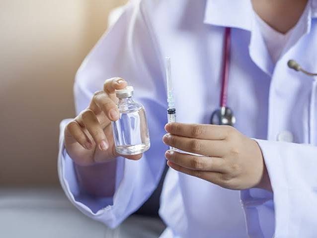 Preparación de medicación con vial y jeringa